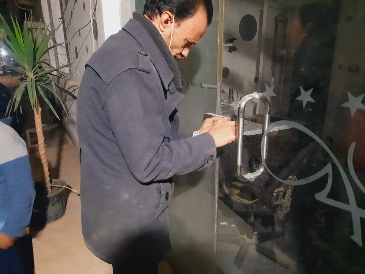 لعدم الألتزام وتقديم الشيشة ..  محافظ الجيزة غلق وتشميع 50 مقهى ومطعم وورش حرفية .. منهم الحوامدية والبدرشين (صور)