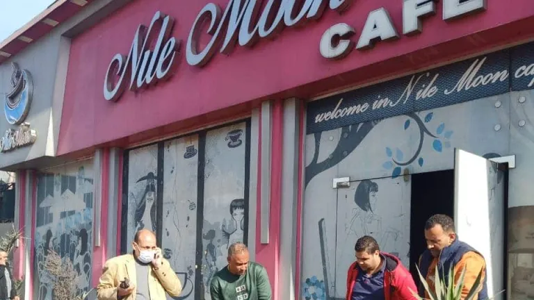 لعدم الألتزام وتقديم الشيشة ..  محافظ الجيزة غلق وتشميع 50 مقهى ومطعم وورش حرفية .. منهم الحوامدية والبدرشين (صور)