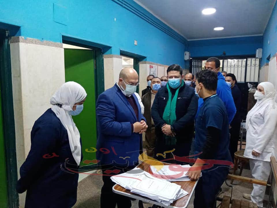 مريضة تستوقف نائب محافظ الجيزة خلال زيارته لمستشفى زايد المركزى .. والسبب!!