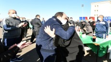 بالفيديو .. السيسى يقبل رأس والدة أحد طلاب الشرطة .. الأخيرة بنحبك يا “عزيز مصر” رفعت راسنا ربنا يحميك