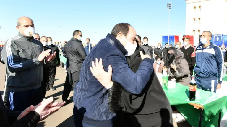بالفيديو .. السيسى يقبل رأس والدة أحد طلاب الشرطة .. الأخيرة بنحبك يا "عزيز مصر" رفعت راسنا ربنا يحميك