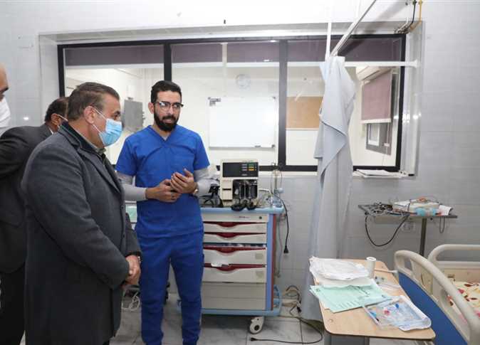 انقطاع الكهرباء عن العناية المركزة.. محافظ المنوفية ينتقل لمستشفى شبين التعليمي.. بالصور