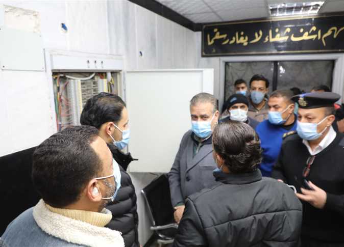 انقطاع الكهرباء عن العناية المركزة.. محافظ المنوفية ينتقل لمستشفى شبين التعليمي.. بالصور