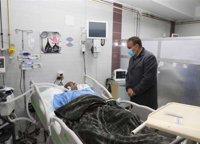 انقطاع الكهرباء عن العناية المركزة.. محافظ المنوفية ينتقل لمستشفى شبين التعليمي.. بالصور