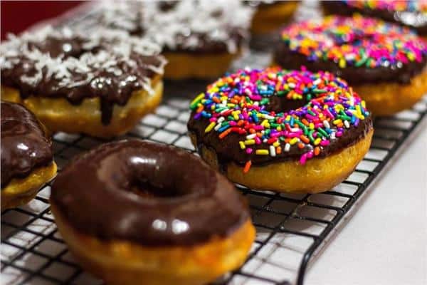 طريقة عمل الدونتس بالشوكولاتة