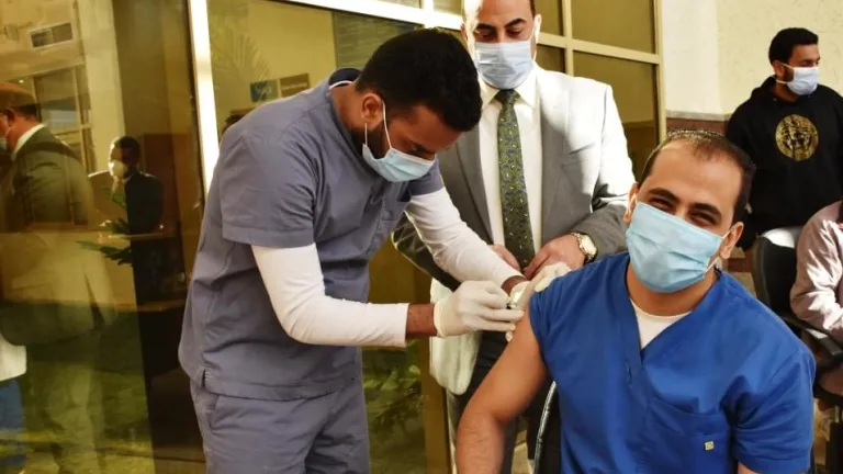 بدء تطعيم الطواقم الطبية بلقاح كورونا بمستشفيات العزل ببورسعيد