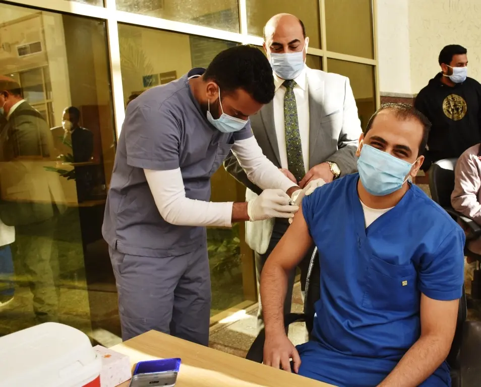 بدء تطعيم الطواقم الطبية بلقاح كورونا بمستشفيات العزل ببورسعيد