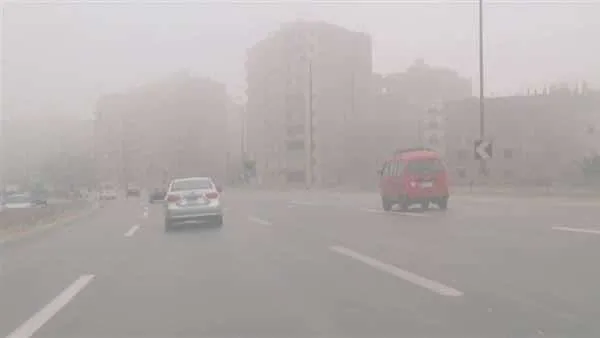 "الأرصاد" تحذر من شبورة تصل للضباب وانخفاض الرؤية الأفقية