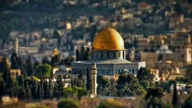 إسرائيل تداهم مصلى قبة الصخرة .. تمنع العاملين من ترميمة