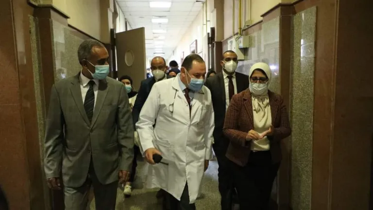خلال جولتها بعزل العجوزة.. وزيرة الصحة: انخفاض معدل تردد المرضى على الرعاية وأجهزة التنفس الصناعي بنسبة 50%