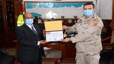 المستشار العسكرى لمحافظة الإسكندرية يُكرم رئيس شركة مياه الشرب