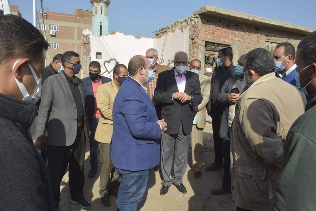 خلال جولته بالبدرشين .. راشد يتفقد أعمال تطهير مصرف الرشاح بالطرفاية بعد غرق القرية بالمياه .. يوجه بتطهير وصيانة مصرف سقارة بالتوازى .. تعرف على تفاصيل الجولة