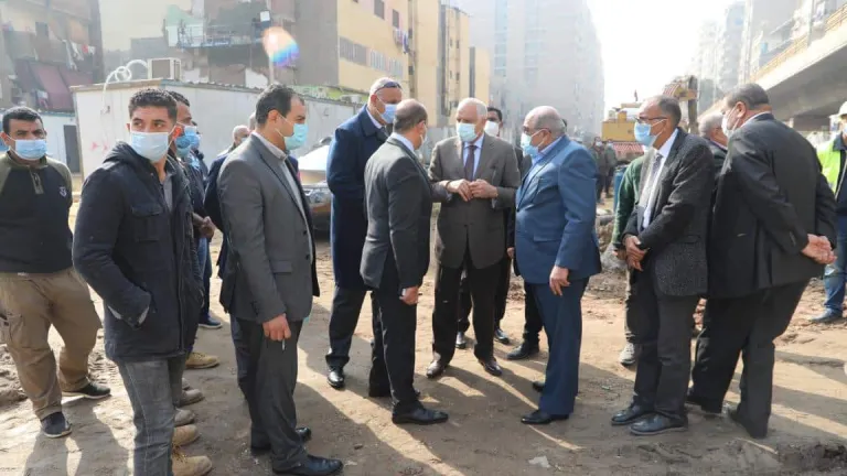 محافظ الجيزة ورئيس الجهاز المركزى للتعمير يتفقدان شبكة الطرق والمحاور الجاري انشاءها بالمحافظة