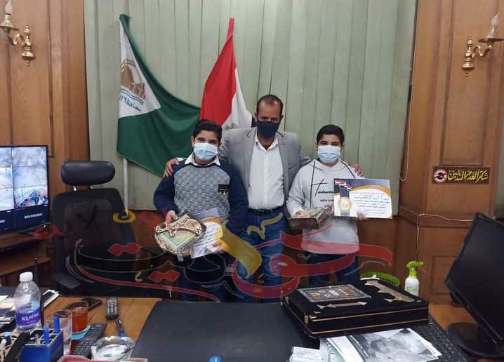 لصنيعهما الرائع .. أبو شنب يُكرم هذا الطفلان فى البدرشين