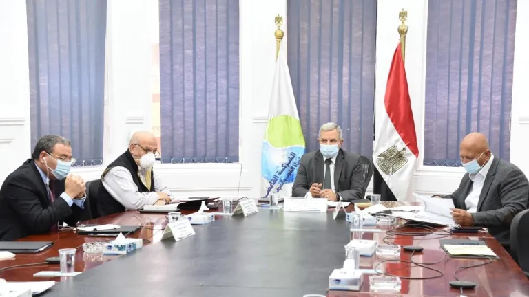 تنفيذاً لمبادرة حياة كريمة .. رئيس الشركة القابضة يتابع المشروعات الخاصه بها بشركات المياه والصرف الصحى