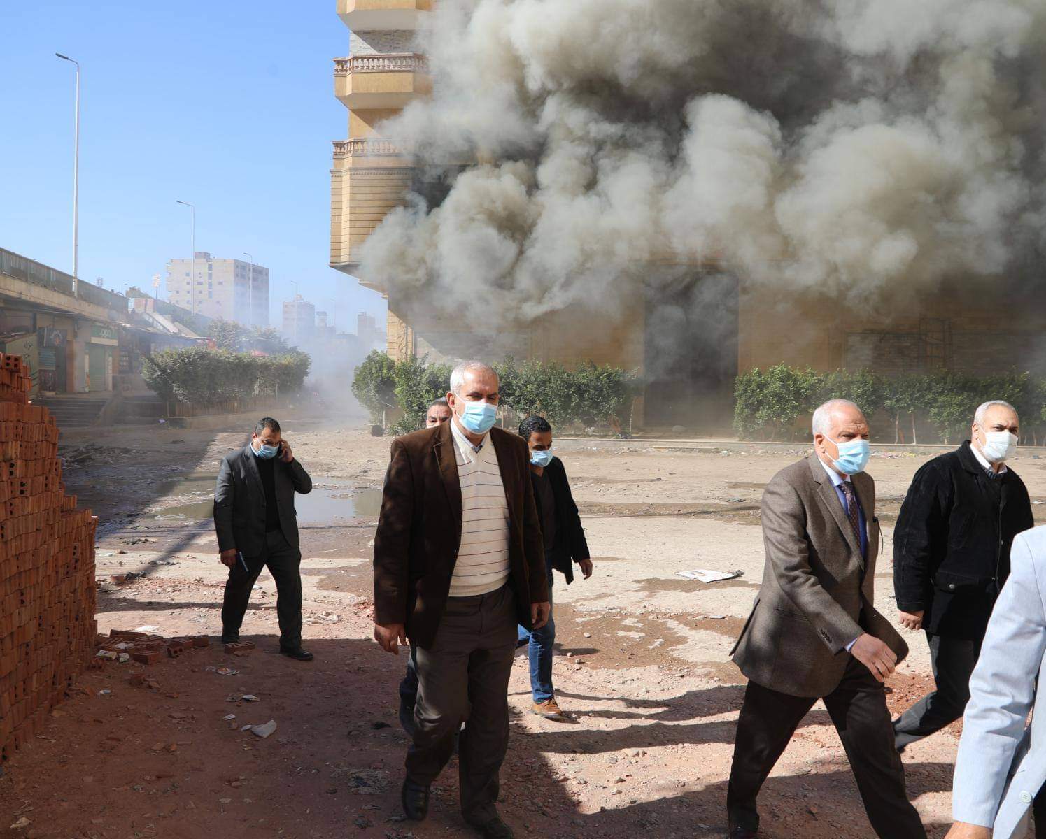 نشوب حريق بمخزن للأحذية بعقار فى كرداسة .. محافظ الجيزة يوجه بإخلاء العقارات المجاورة