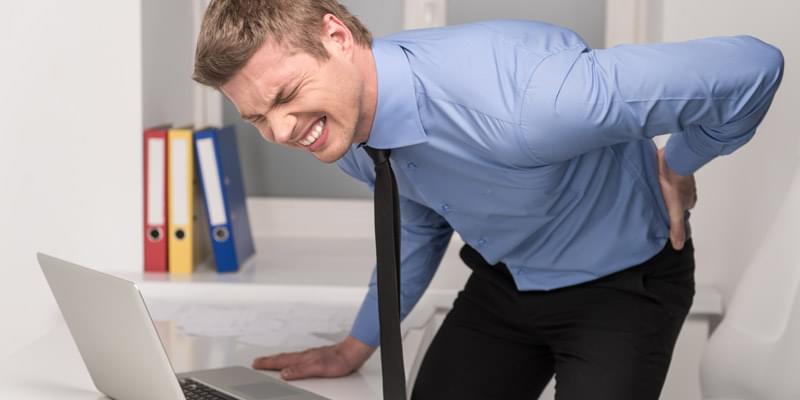 هذه الأوضاع هى سبب آلام الظهر والعمود الفقري .. تفعلها وأنت لا تشعر