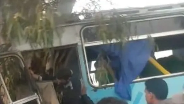 حادث مروع على طريق الاسماعلية الزقازيق .. اصابة 55 عامل نتيجة اصطدام اتوبيس بشجرة والاخر سقط فى الترعة