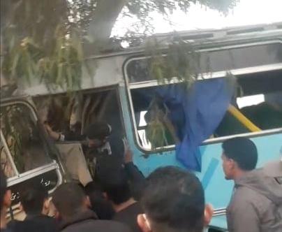 حادث مروع على طريق الاسماعلية الزقازيق .. اصابة 55 عامل نتيجة اصطدام اتوبيس بشجرة والاخر سقط فى الترعة