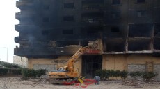 شاهد بالصور .. إزالة واجهة عقار الدائرى المحترق فى الجيزة
