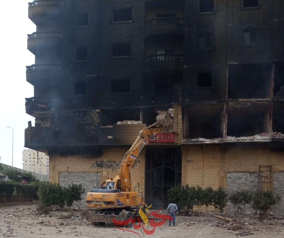شاهد بالصور .. إزالة واجهة عقار الدائرى المحترق فى الجيزة