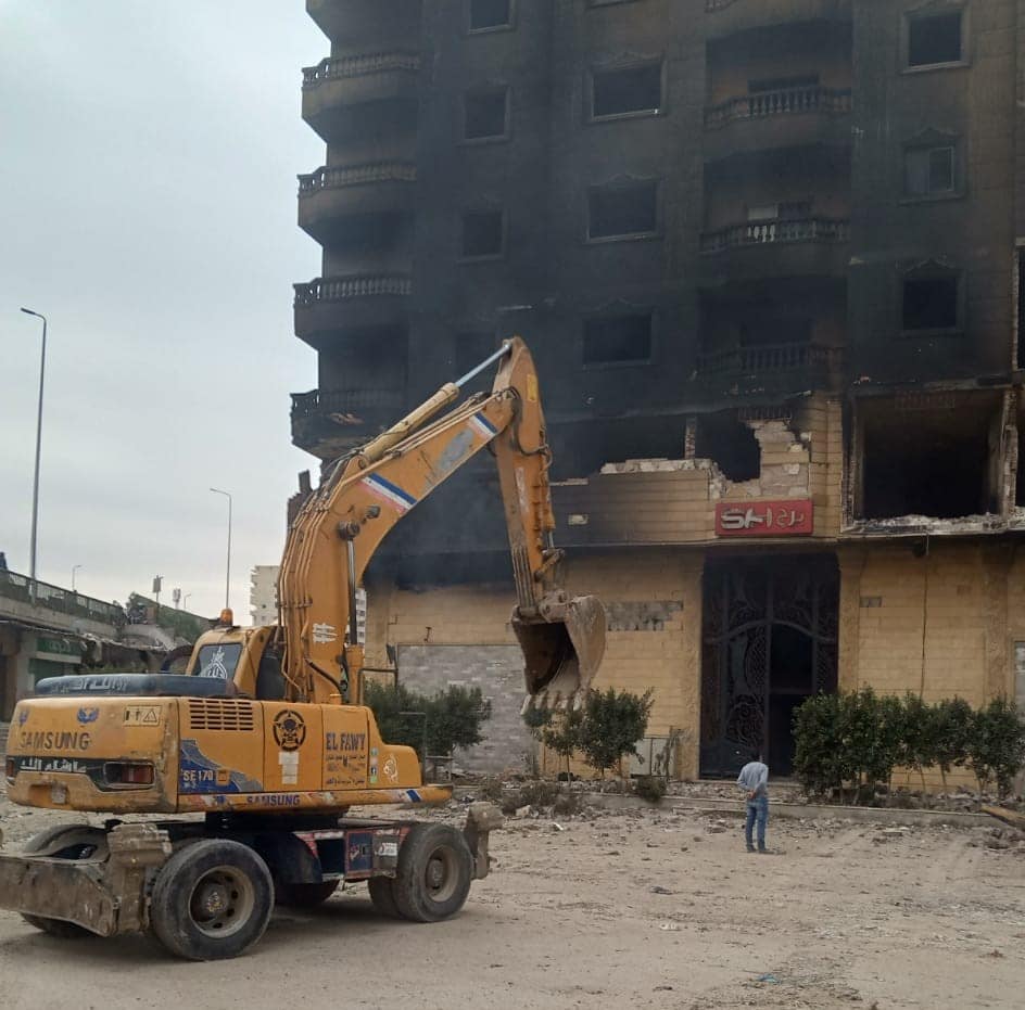 شاهد بالصور .. إزالة واجهة عقار الدائرى المحترق فى الجيزة