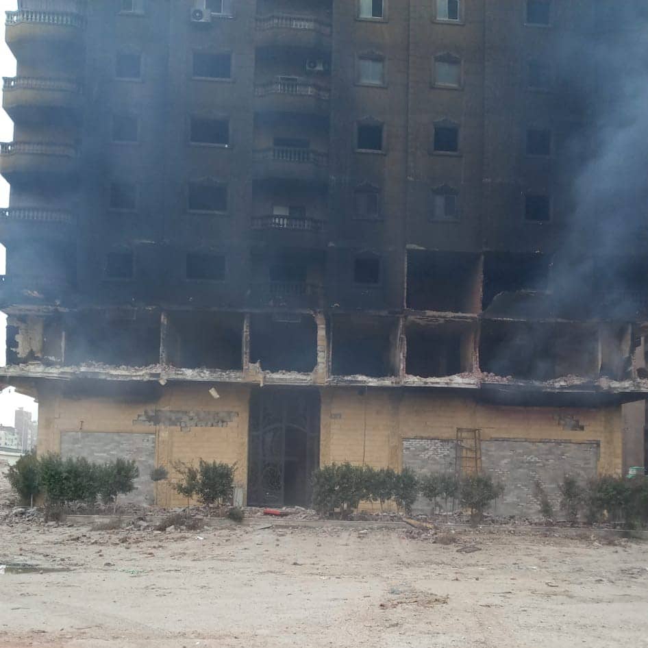 شاهد بالصور .. إزالة واجهة عقار الدائرى المحترق فى الجيزة