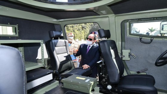 السيسى يتفقد عدد من النماذج للمركبات المدرعة بعد تطويرها بواسطة إدارة المركبات بالقوات المسلحة