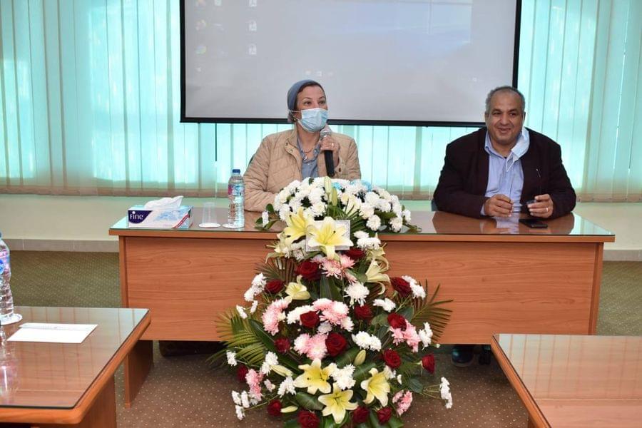 لبحث مشاكل الصيد فى البحر الأحمر .. وزيرة البيئة تعقد اجتماعا مع مجموعة من الصيادين