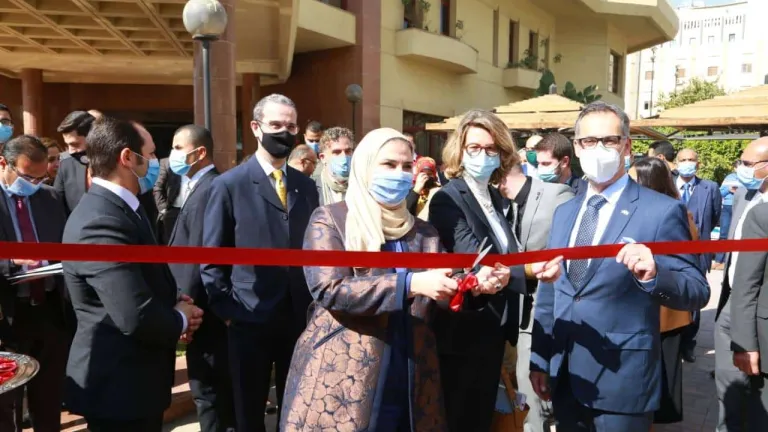 لتقديم الدعم الطبي بالقاهرة الكبرى .. الهلال الأحمر بالتعاون مع السفارة السويسرية بالقاهرة يطلقان "العيادات المتنقلة"