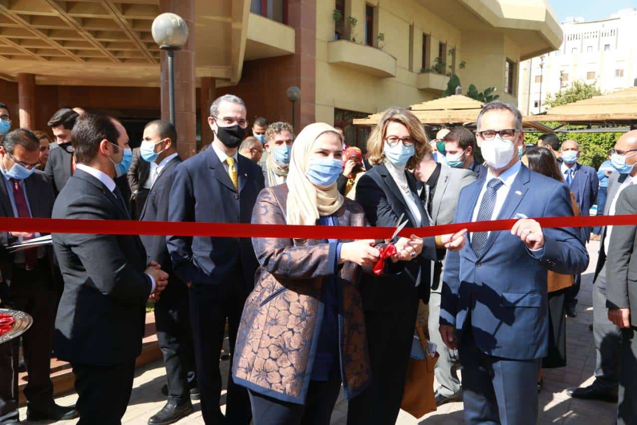 لتقديم الدعم الطبي بالقاهرة الكبرى .. الهلال الأحمر بالتعاون مع السفارة السويسرية بالقاهرة يطلقان “العيادات المتنقلة”