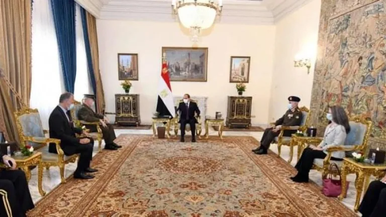 للتأكيد على خصوصية العلاقات الاستراتيجية بين البلدين .. الرئيس السيسى يستقبل قائد القيادة المركزية الأمريكية