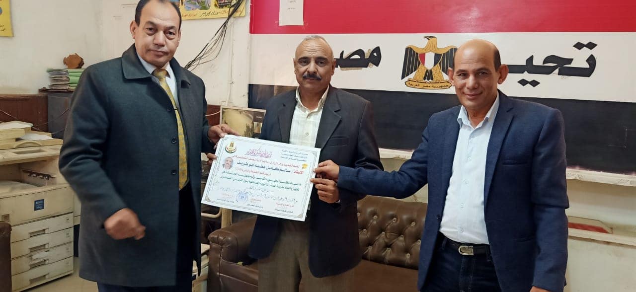 إدارة الصف التعليمية بجنوب الجيزة تكرم رئيس قسم التخطيط والمباني لجهوده المبذولة