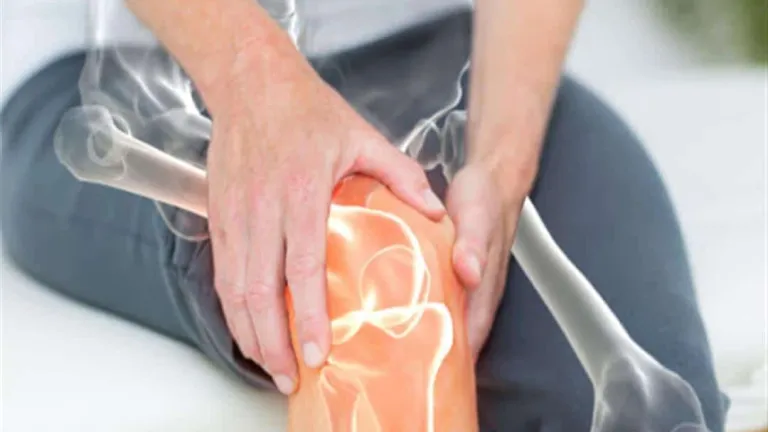 أدوية الحموضة من أسباب هشاشة العظام..خبراء: منظمة FDA حذرت من تناولها فترة طويلة لأنها تبطن جدار المعدة وتقلل من امتصاص الكالسيوم..استشاري كيمياء : لمنع الحموضة يجب عدم تناول الاطعمة ليلا