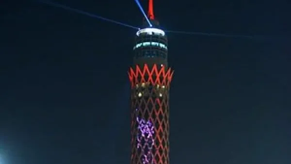 احتفالا بوصول مسبار الأمل إلى المريخ .. إضاءة برج القاهرة بعلم الامارات