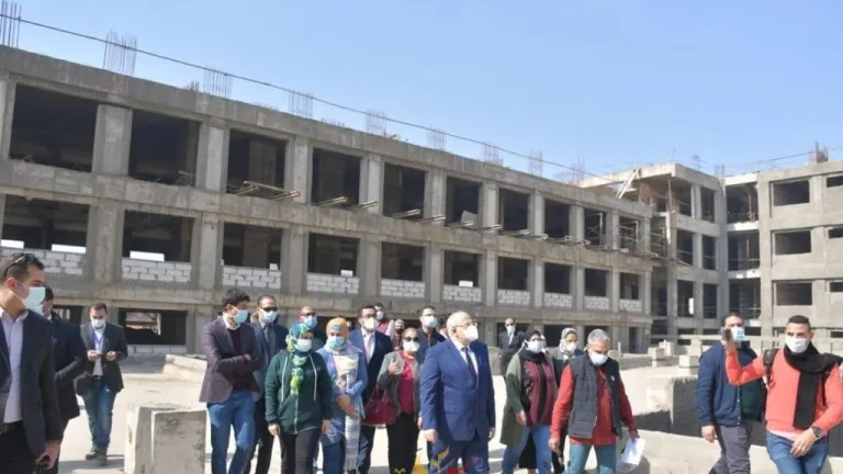 جولة تفقدية لرئيس جامعة القاهرة بمستشفى ثابت ثابت للأمراض الباطنية والمتوطنة