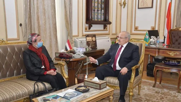 رئيس جامعة القاهرة في لقائه وزيرة البيئة : التعاون الثنائي في مجالات الحد من المخاطر والمحميات الطبيعية ومعالجة النفايات الطبية