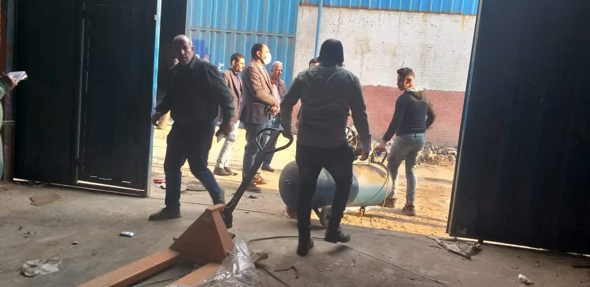 لهذه الاسباب .. غلق وتشميع 10 مصانع وورش فى ابو النمرس