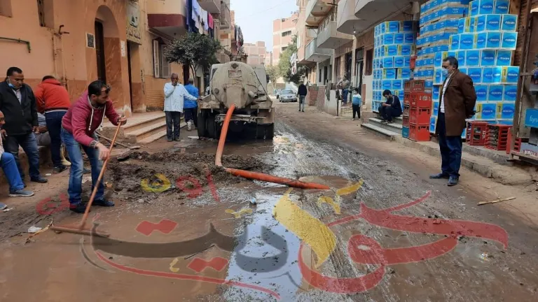استجابة فورية لـ "حواديت أون لاين" رئيسا مدينة الحوامدية ومدير محطة المياه يشرفان على إصلاح كسرين بماسورتين مياه حتى الإنتهاء بمنطقة منى الأمير