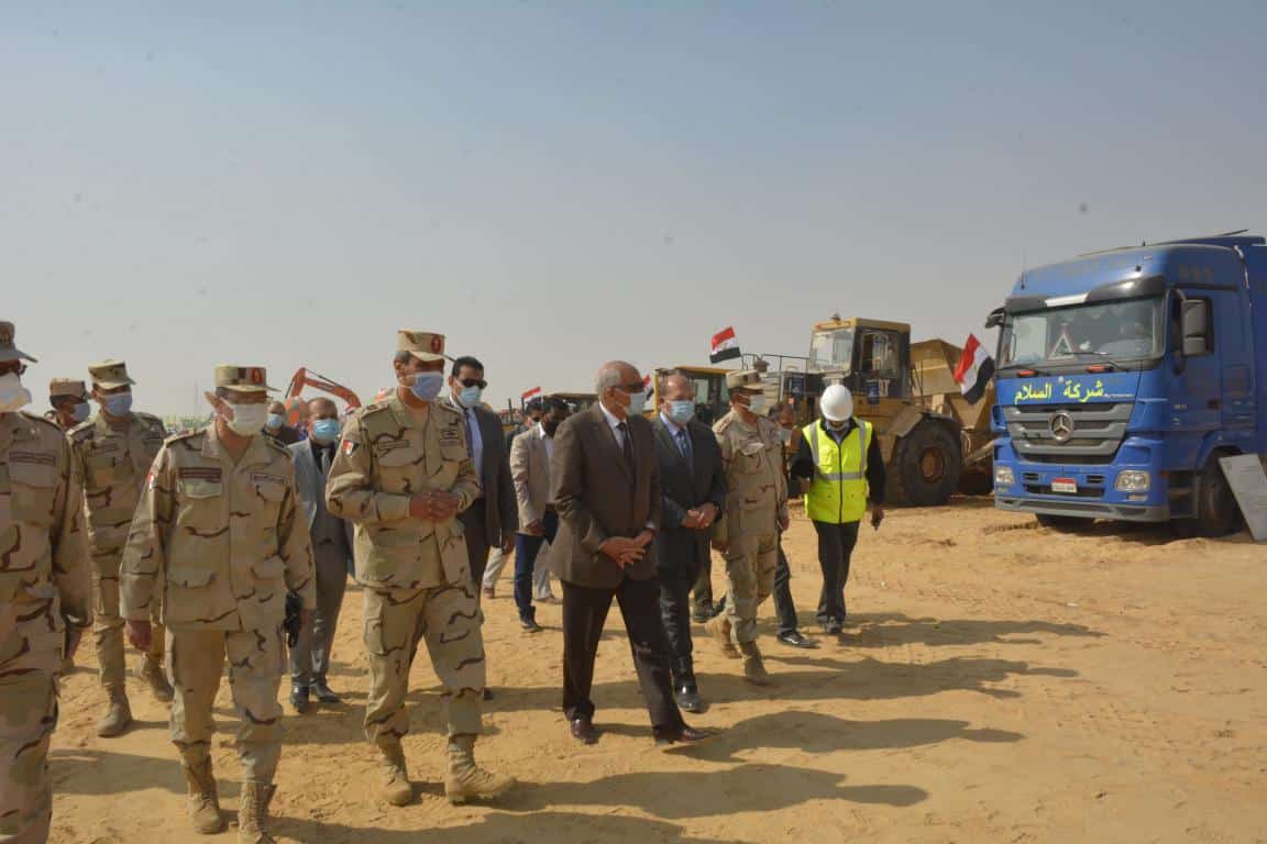 استعداداً لمبادرة حياه كريمة .. محافظ الجيزة يتفقد اصطفاف المعدات المشاركة فى تطوير قرى بالصف وأطفيح .. يطلق اشارة التشغيل التجريبي لمحطة الرفع الرئيسية بعزبة السلام