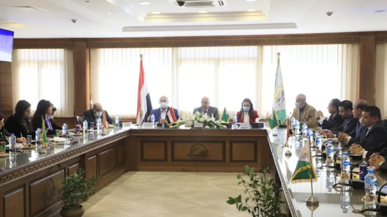 خلال لقائه بأعضاء البرلمان الجدد .. محافظ الجيزة يتسعرض بعض الملفات الهامة بجميع القطاعات .. ضخ 14 مليار جنيه لمشاريع مياه الشرب والصرف الصحي والرصف والطرق