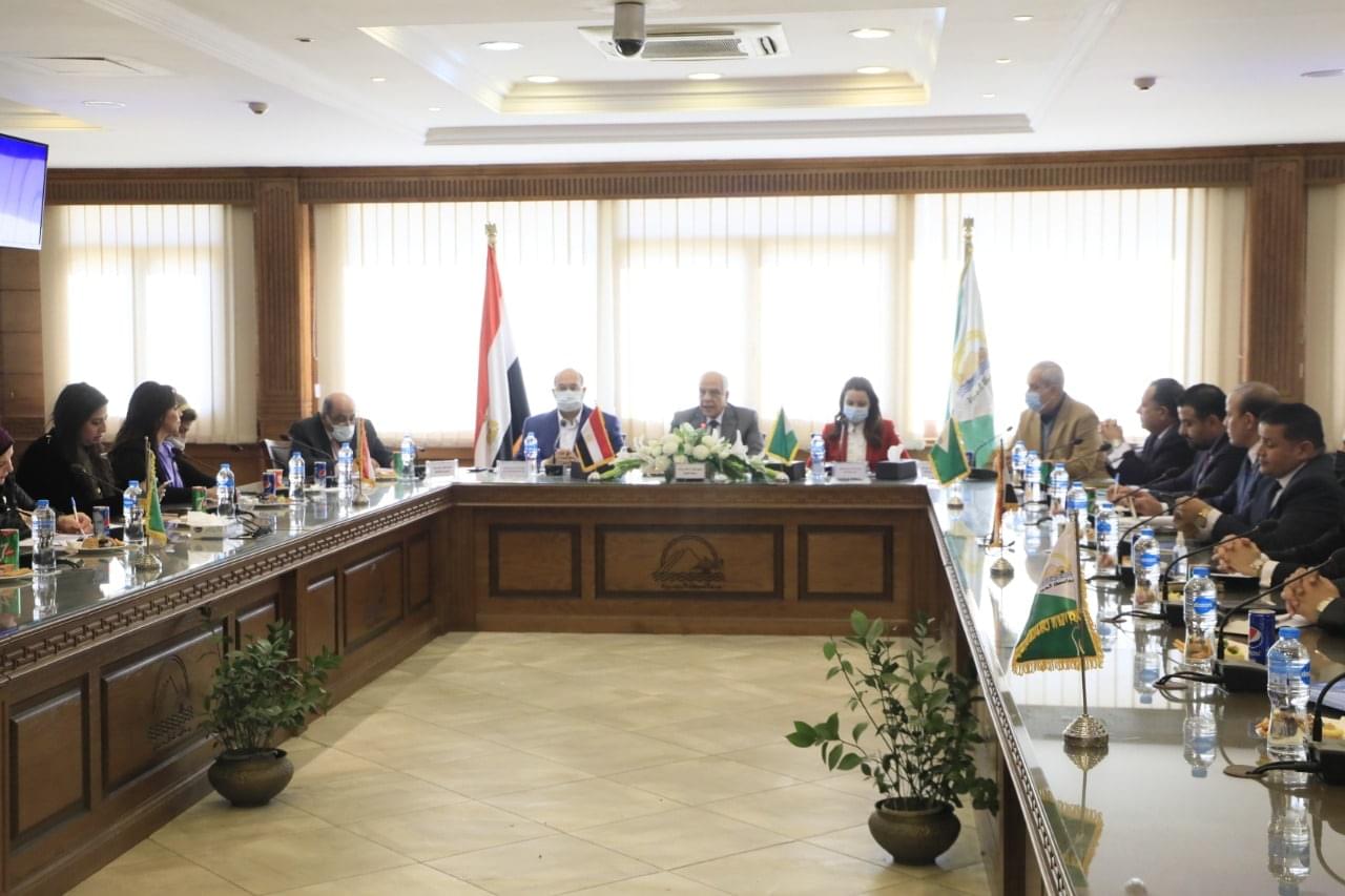 خلال لقائه بأعضاء البرلمان الجدد .. محافظ الجيزة يتسعرض بعض الملفات الهامة بجميع القطاعات .. ضخ 14 مليار جنيه لمشاريع مياه الشرب والصرف الصحي والرصف والطرق