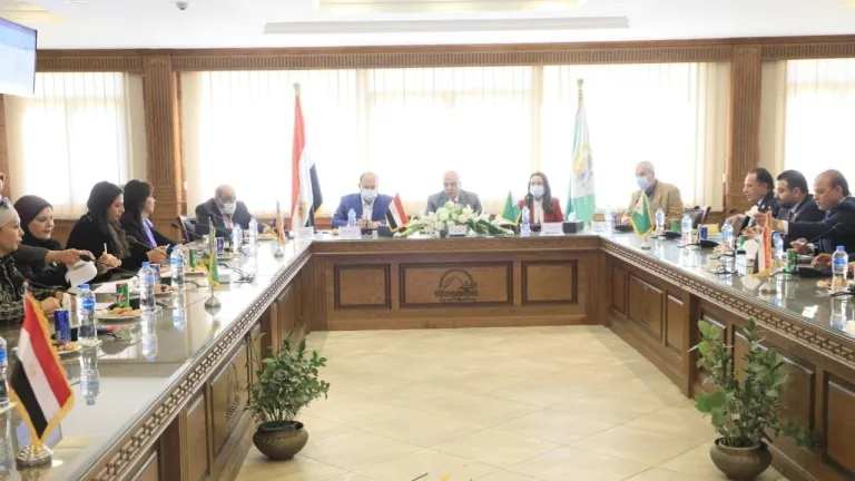 راشد لنواب البرلمان بالجيزة: نعاني من ندرة قطع الاراضي الفضاء لإنشاء مدارس .. المحافظة تسعى جاهدة لإدراجها ضمن المرحلة الثانية بمنظومة التأمين الصحي الشامل .. نقاتل من أجل إزالة التعديات على حرم الطريق وأملاك الدولة لضبط الشارع