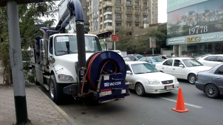 استعداداً لأى طوارئ .. الجيزة تنشر ما يقرب من 500 سيارة شفط ومعدة  للتعامل السريع مع هطول الأمطار