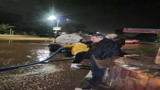 شاهد بالصور .. محب: يواصل الليل بالنهار لشفط مياة الأمطار بالحوامدية وقراها