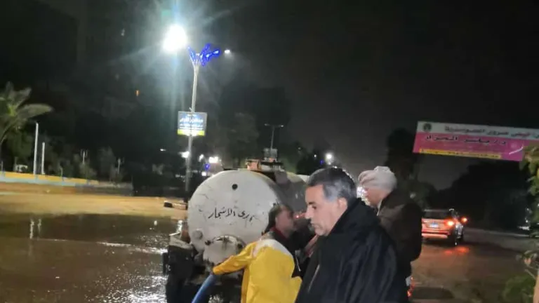 شاهد بالصور .. محب: يواصل الليل بالنهار لشفط مياة الأمطار بالحوامدية وقراها