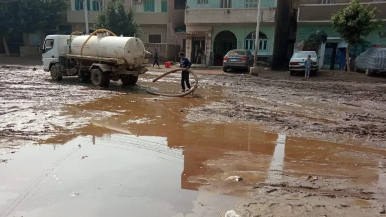 استجابه سريعه لـ "حواديت أون لاين" أبو شنب يرسل سيارة لشفط مياه الأمطار بقرية العزيزية فى البدرشين