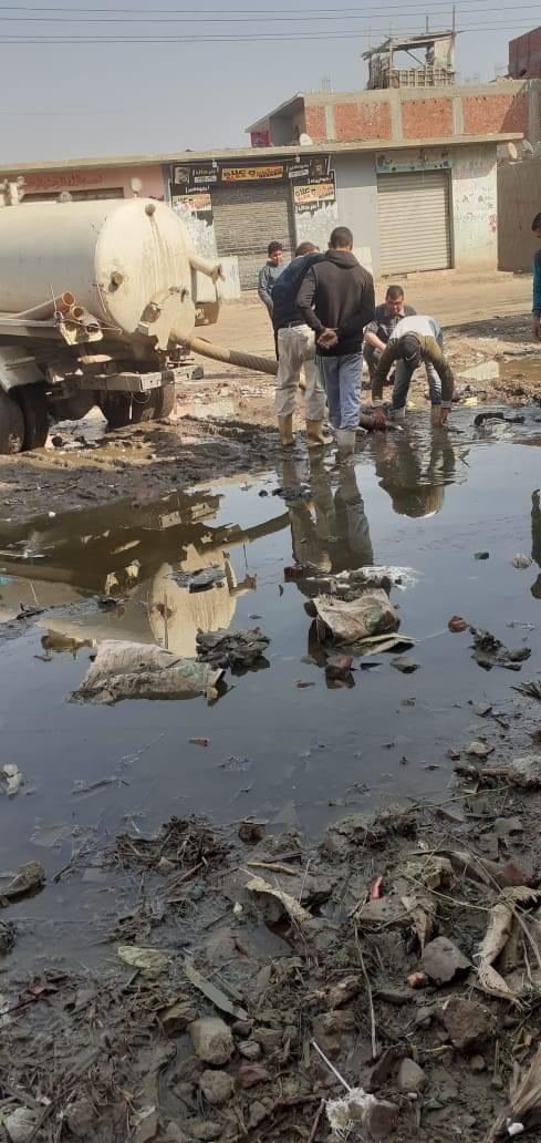 استجابه سريعه لـ "حواديت أون لاين" أبو شنب يرسل سيارة لشفط مياه الأمطار بقرية العزيزية فى البدرشين 3 استجابه سريعه لـ "حواديت أون لاين" أبو شنب يرسل سيارة لشفط مياه الأمطار بقرية العزيزية فى البدرشين