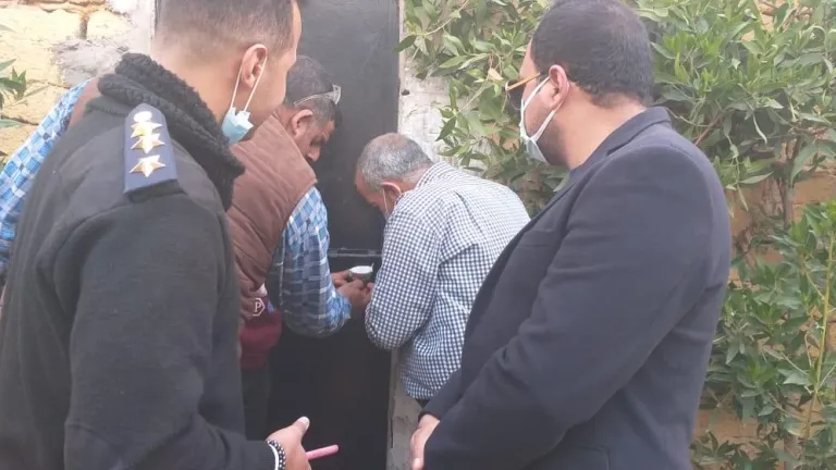 فؤاد يتصدى لتجار الأثار فى أبو النمرس .. غلق وتشميع مصنع بشرامنت يتم فيه التنقيب من قبل اجانب وأخرون (صور)