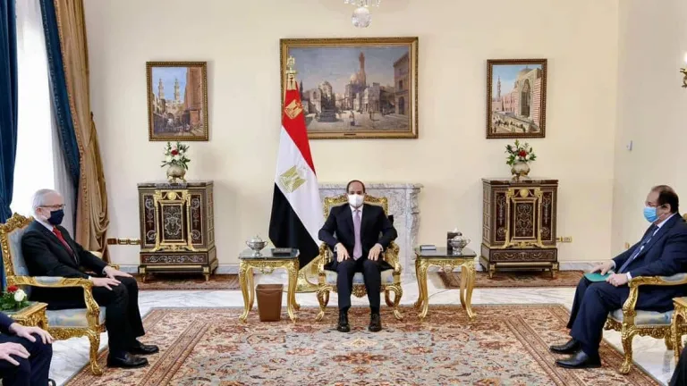 لبحث التعاون الأمنى .. الرئيس السيسى يستقبل رئيس المخابرات الفرنسى